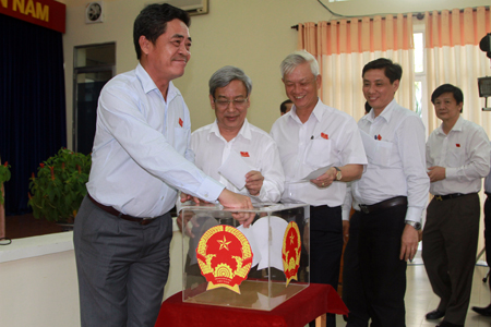 Các đại biểu bỏ phiếu bầu bổ sung Phó Chủ tịch UBND tỉnh khóa V, nhiệm kỳ 2011-2016.