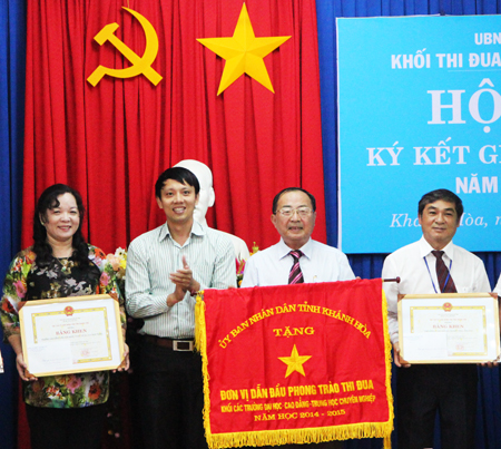 Ký kết giao ước thi đua năm học 2015 - 2016