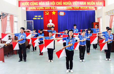 Đoàn viên, thanh niên phường Ngọc Hiệp tập múa cờ Semaphore