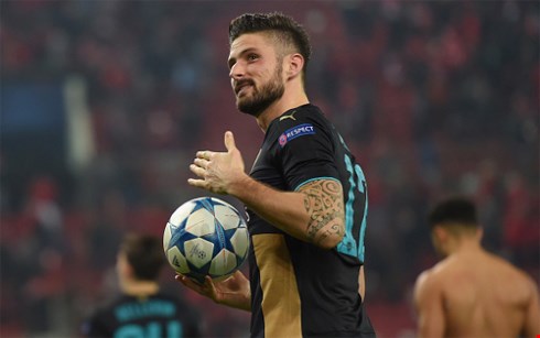 Giroud tỏa sáng rực rỡ trong trận đấu với Olympiacos (Ảnh: Getty Images)