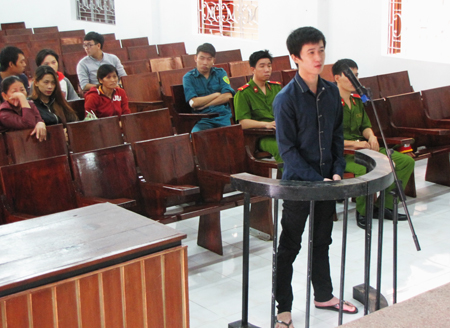 Bị phát hiện khi đang lục tìm tài sản