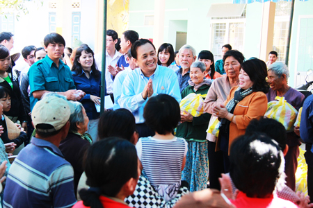 Ông Lê Hữu Hoàng - Tổng Giám đốc Công ty Yến sào Khánh Hòa, thăm và tặng quà cho người nghèo ở phường Vĩnh Nguyên
