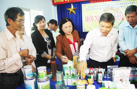 Ban giám khảo chấm điểm các sản phẩm tham gia cuộc bình chọn