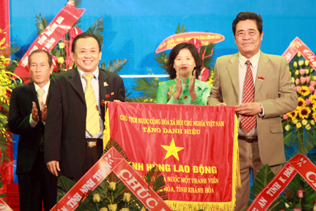 Thừa ủy quyền của Chủ tịch nước, ông Lê Thanh Quang trao Cờ danh hiệu Anh hùng lao động cho tập thể Công ty Yến sào Khánh Hòa