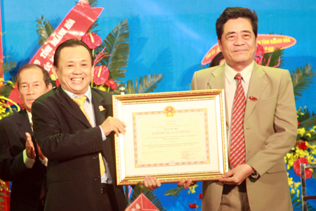 Thừa ủy quyền của Chủ tịch nước, ông Lê Thanh Quang trao Bằng chứng nhận danh hiệu Anh hùng Lao động cho tập thể Công ty Yến sào Khánh Hòa