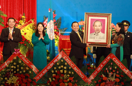 Lãnh đạo Công ty Yến sào Khánh Hòa nhận tranh Bác Hồ bằng đá quý của Phó Chủ tịch nước Nguyễn Thị Doan gửi tặng