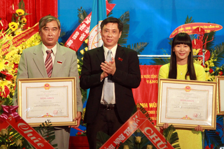 Ông Lê Đức Vinh tặng Bằng khen của UBND tỉnh cho 2 cá nhân xuất sắc