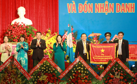 Ông Lê Đức Vinh tặng Cờ thi đua của UBND tỉnh cho Công ty Yến sào Khánh Hòa