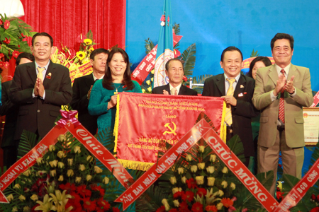 Ông Lê Thanh Quang tặng cờ thi đua của Ban Thường vụ Tỉnh ủy cho Đảng bộ Công ty Yến sào Khánh Hòa