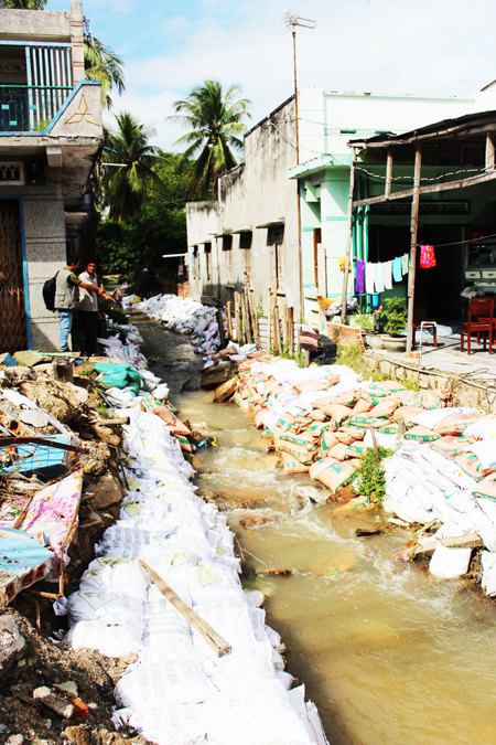 Dù đã được gia cố, nhà bà Mai vẫn có nguy cơ bị sập