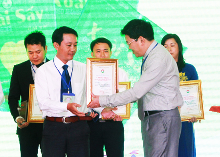 Đồng chí Nguyễn Duy Bắc trao giấy chứng nhận cho sản phẩm được tôn vinh