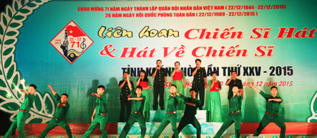 Tiết mục hát múa Tiến bước dưới quân kỳ của Đội văn nghệ Bộ Chỉ huy Bộ đội Biên phòng tỉnh