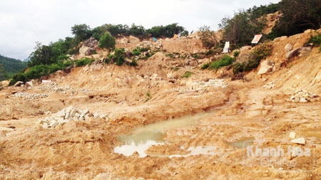 Hoạt động khai thác đá làm một mảng sườn núi Hòn Nghê bị sạt lở