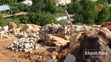 Một người thợ miệt mài chẻ đá thuê