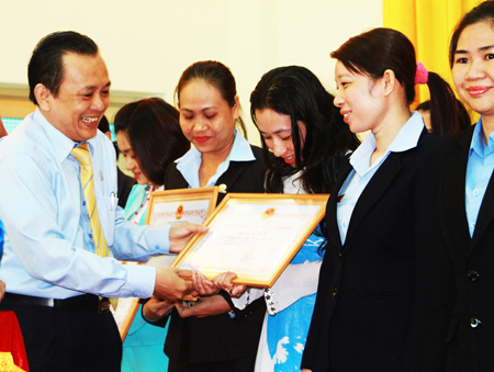 Thưởng 42 nữ công nhân viên chức lao động tiêu biểu năm 2015