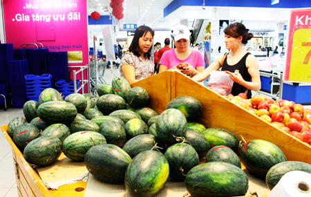 Chọn mua nông sản tại siêu thị