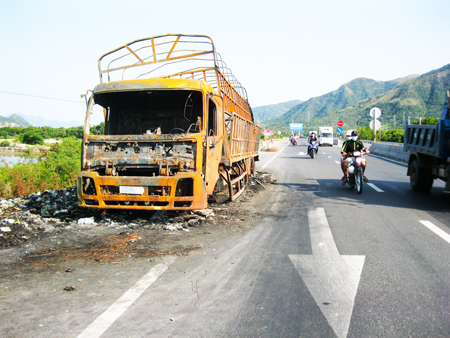 Cần sớm thu dọn hiện trường vụ cháy xe