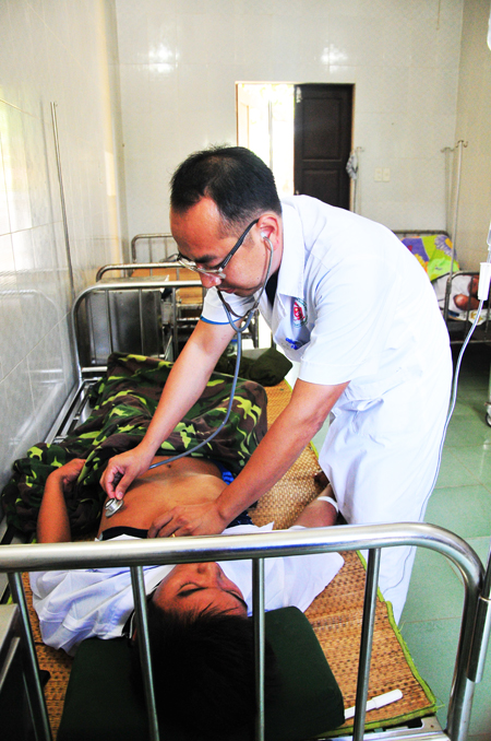 Đại úy, bác sĩ Trần Tuấn Linh khám bệnh cho chiến sĩ trên đảo