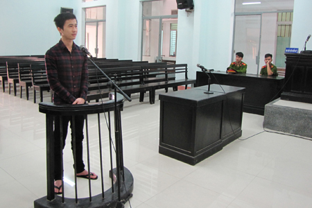 Đang lục tìm tài sản thì bị bắt