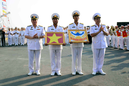 Trao Quốc kỳ và Cờ Hải quân cho tàu buồm Lê Quý Đôn.