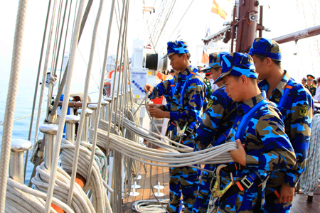 Thủy thủ làm công tác chuẩn bị trước khi đi biển.