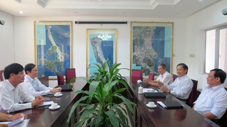 Làm việc với thành viên dự án Hướng tới loại trừ sốt xuất huyết tại Việt Nam