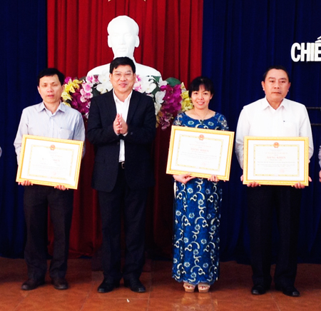 Chị Lê Thị Ngọc Sương (thứ 2 từ phải qua) nhận bằng khen  của UBND tỉnh vì có thành tích xuất sắc trong chiến lược quốc gia về bình đẳng giới giai đoạn 2011 - 2015