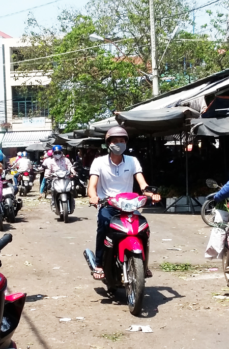 Buôn bán lấn chiếm lòng, lề đường