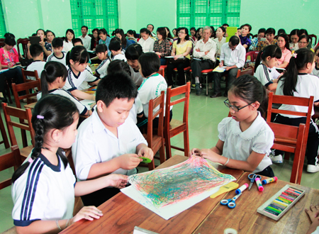 Một tiết học minh họa cho phương pháp dạy mỹ thuật mới tại trường tiểu học Lộc Thọ