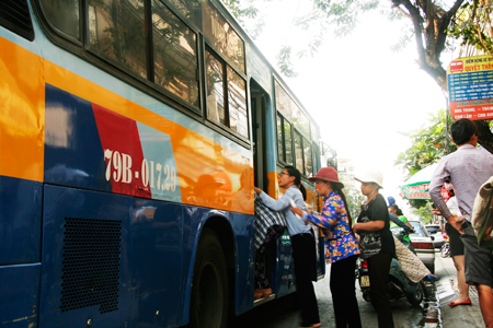 Các tuyến xe buýt liên huyện: Vẫn còn khó khăn