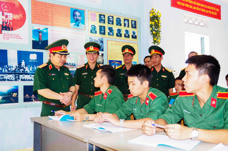 Làm việc tại Trường Đại học Thông tin liên lạc