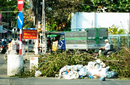 Cấm nhưng vẫn đổ rác