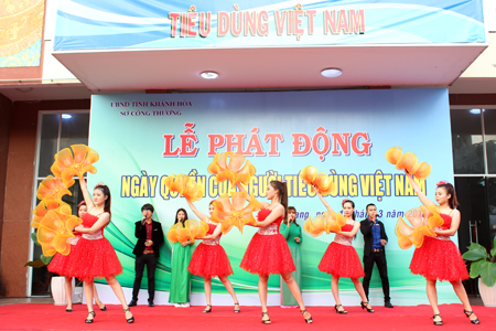 Tiết mục văn nghệ “Người Việt Nam dùng hàng Việt Nam” tại lễ phát động.