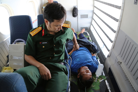 Thủy phi cơ ra Trường Sa cấp cứu ngư dân