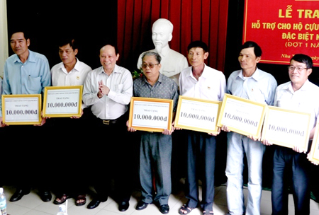 Thương binh Hà Văn Hải, Tổng Giám đốc Công ty Cổ phần Bất động sản Hà Quang Nha Trang tặng sổ tiết kiệm cho cựu chiến binh nghèo trong tỉnh