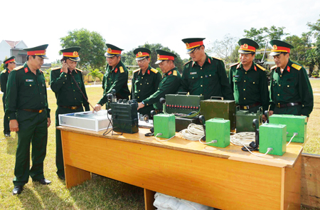 Lãnh đạo Bộ Chỉ huy Quân sự tỉnh kiểm tra mô hình học cụ tại Tiểu đoàn 460