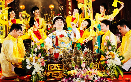 Nghệ sĩ Ưu tú Xuân Hinh trình diễn một giá đồng