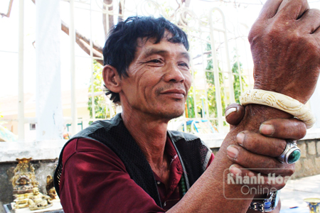 Tuy có nhiều người hỏi mua nhưng ông Khanh không bán chiếc vòng ngà voi này