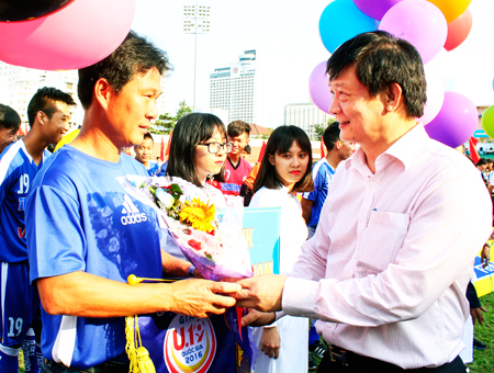 Xuất sắc cầm hòa Becamex Bình Dương