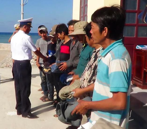 Tiếp nhận 9 ngư dân bị nạn trên vùng biển Trường Sa