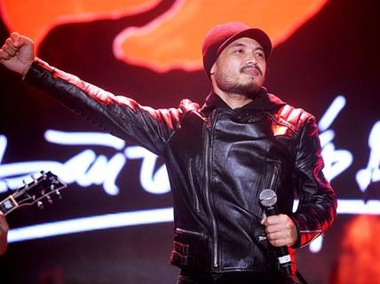 Vĩnh biệt "người thắp lửa"- Còn mãi một bức tường!