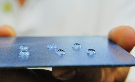 Bề mặt vật liệu được bảo vệ bởi NeverWet, khi đó chất lỏng không thể thấm vào vật liệu