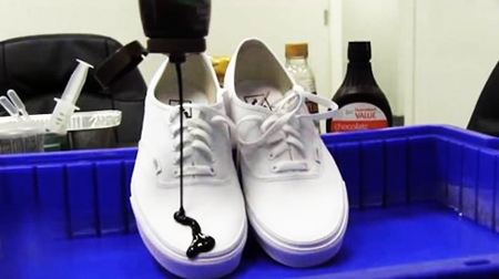 Giầy trắng được phủ hợp chất NeverWet khi thử đổ sô-cô-la lên