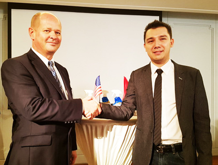 Ông Daniel C.Hobson (trái) – Giám đốc Điều hành NeverWet Group bắt tay ký kết với ông Lê An Bình – Giám đốc NeverWet Việt Nam trong buổi ký kết phân phối sản phẩm hôm 20/3/2016