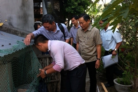 Ông Nguyễn Đắc Tài (thứ 2 từ phải sang) đi kiểm tra thực tế tại xã Vạn Phú. Ảnh: Hoài Duy