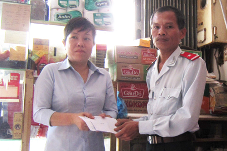 Đại diện Sở Lao động - Thương binh và Xã hội tặng quà cho gia đình nạn nhân Võ Thanh Hùng.