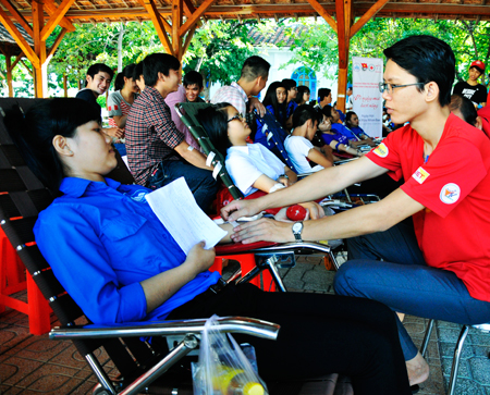 Students of Nha Trang University donating blood.