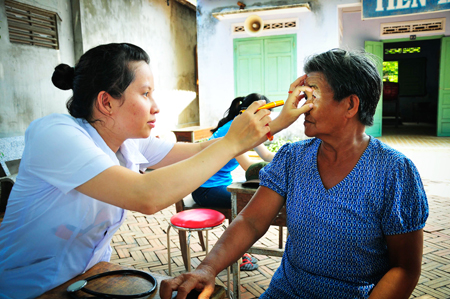Young doctors giving free medical examination and medicine to people in Khai Luong Island, Van Thanh Commune, Van Ninh District.