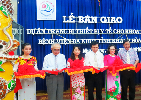 Đại điện Tổng Lãnh sự Nhật Bản tại TP. Hồ Chí Minh, Sở Y tế và Bệnh viện Đa khoa tỉnh cắt băng bàn giao thiết bị cho Khoa Nhi