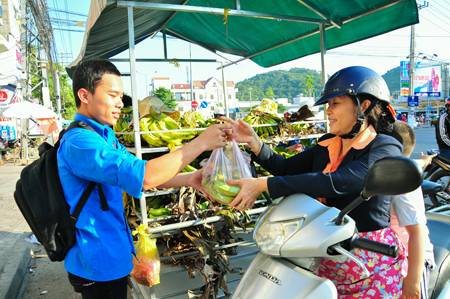 Người dân mua nông sản miền núi